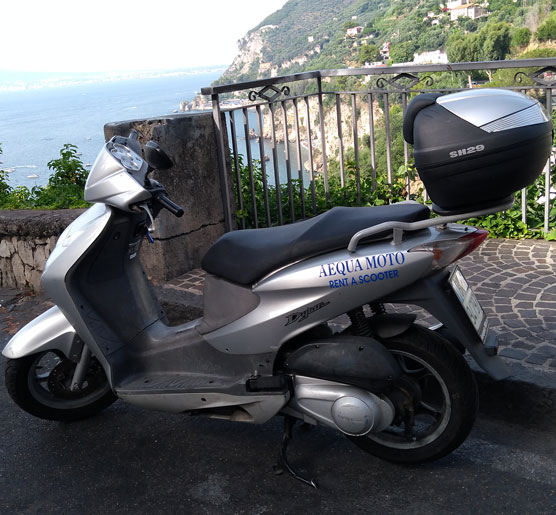 aequamoto-rent-a-scooter-vico-equense-piaggio-dylan-125cc