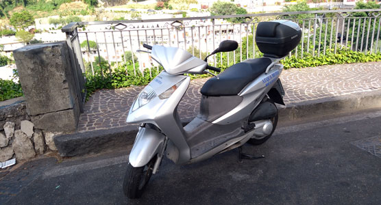 aequamoto-rent-a-scooter-vico-equense-honda-dylan-125cc
